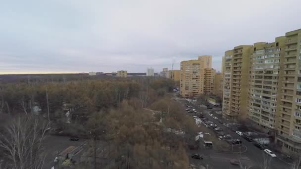 City outskirts with car traffic near park — Stock video