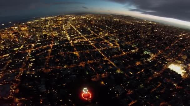 Panorama de la ciudad costera con iluminación por la noche — Vídeo de stock