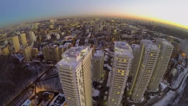 Hautes maisons avec éclairage contre le paysage urbain — Video