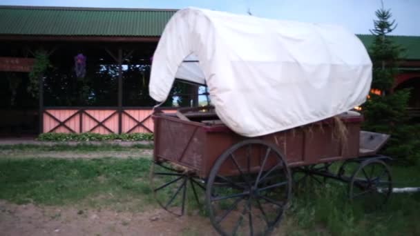 Wagon near wooden buildings on farm — Stock Video