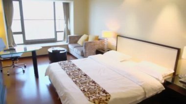 Boş yatak odası ve tv seti