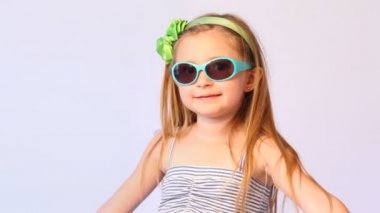 Çizgili elbiseli kız