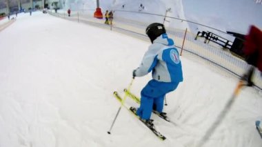 Gençler kayak yapar.