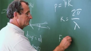 Profesör formülleri yazıyor