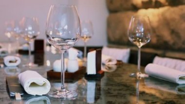 Gözlük ve yemek çubukları ile tablo