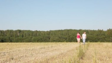 Adam kızla alanındaki çalıştırın