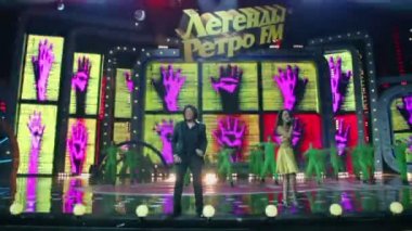 Düet Pat Ottavan söylüyor