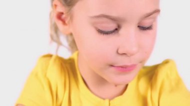 Küçük kız okuyor.