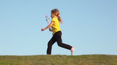 Kız yel değirmeni oyuncak tutar ve ishal