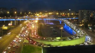 Araba trafik ışıklı köprü