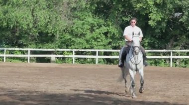Adam at sırtında rides