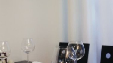 Sandalyeleri yakınındaki tablo gözlüklü