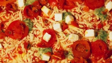 Büyük sulu taze pizza