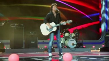 Chris Norman üzerinde konser şarkı söylüyor.