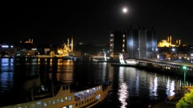 Gemi float Galata Köprüsü altında