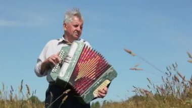 Yaşlı adam akordeon çalar
