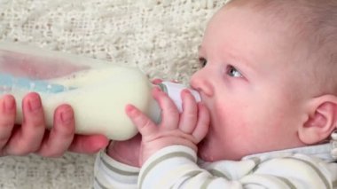 Küçük oğlu süt içiyor