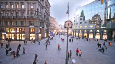 İnsanlar hisse senedi-im-Eisen-Platz üzerinde gider