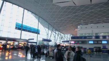 İnsanlar Urumchi havaalanında