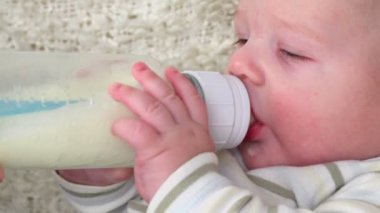 Küçük oğlu süt içiyor