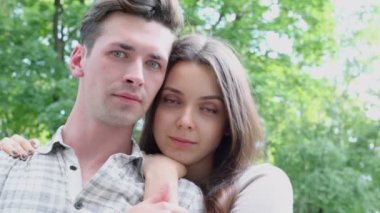 genç bir çift bir gülümseme