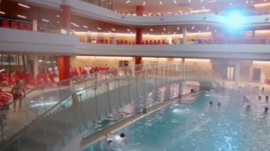 Köprü havuzun üstünde