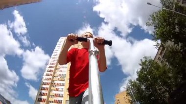 Çocuk scooter üzerinde gider