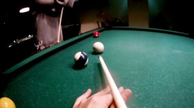 Adam ile cue bilardo topu grev.