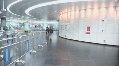 İnsanlar büyük sergi salonunda