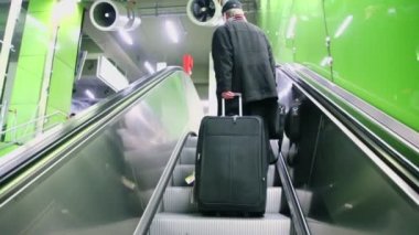 Dostum gövde ile yürüyen merdiven asansörleri