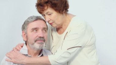 Yaşlı adam sit ve eşi görünüyor