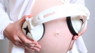 Hamile kadın kulaklık ile dans