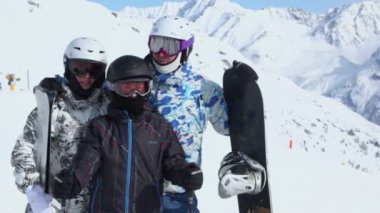 Snowboard ile aile stand