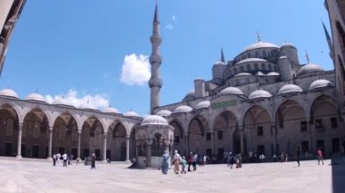 Sultan Ahmet cami avlusu insanlarda