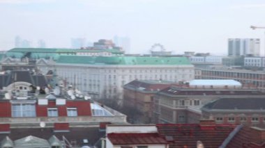 Binaların çatıları üzerinde panoramik görünüm
