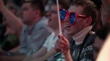 Büyük gözlüklü çocuk şarkı