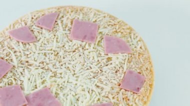Sarı peynir ve pembe jambon pizza