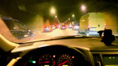 Tünelde araba sürmek