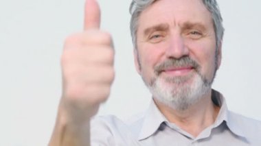 Komuta sizde büyük parmağını gösterir