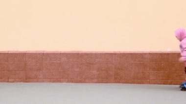 Genç kız silindirler üzerinde sürmek