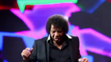 Pat Ottawan solisti şarkı söylüyor