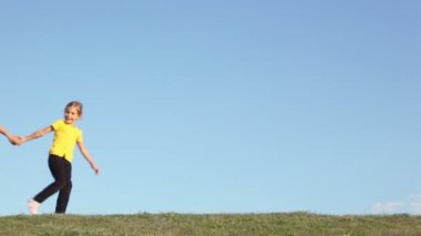 Çocuk kızla yürümek çimen hill tarafından