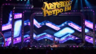 Pupo sahnede şarkı söylüyor.