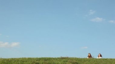 İki kız ellerini tutun