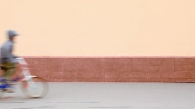 Genç çocuk bisiklet sürmek