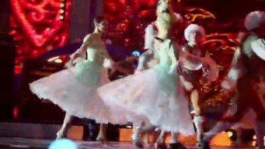 Vadim Kazachenko sahnede şarkı söylüyor.