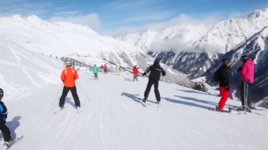 Birçok kayakçı hızla aşağıya