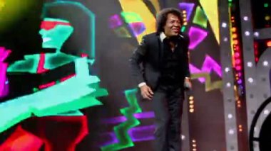 Pat Ottawan solisti şarkı söylüyor