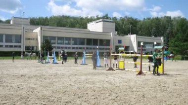 Atlılar atları eğitir.