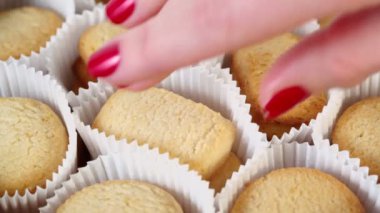 Kadın eli kurabiye alır